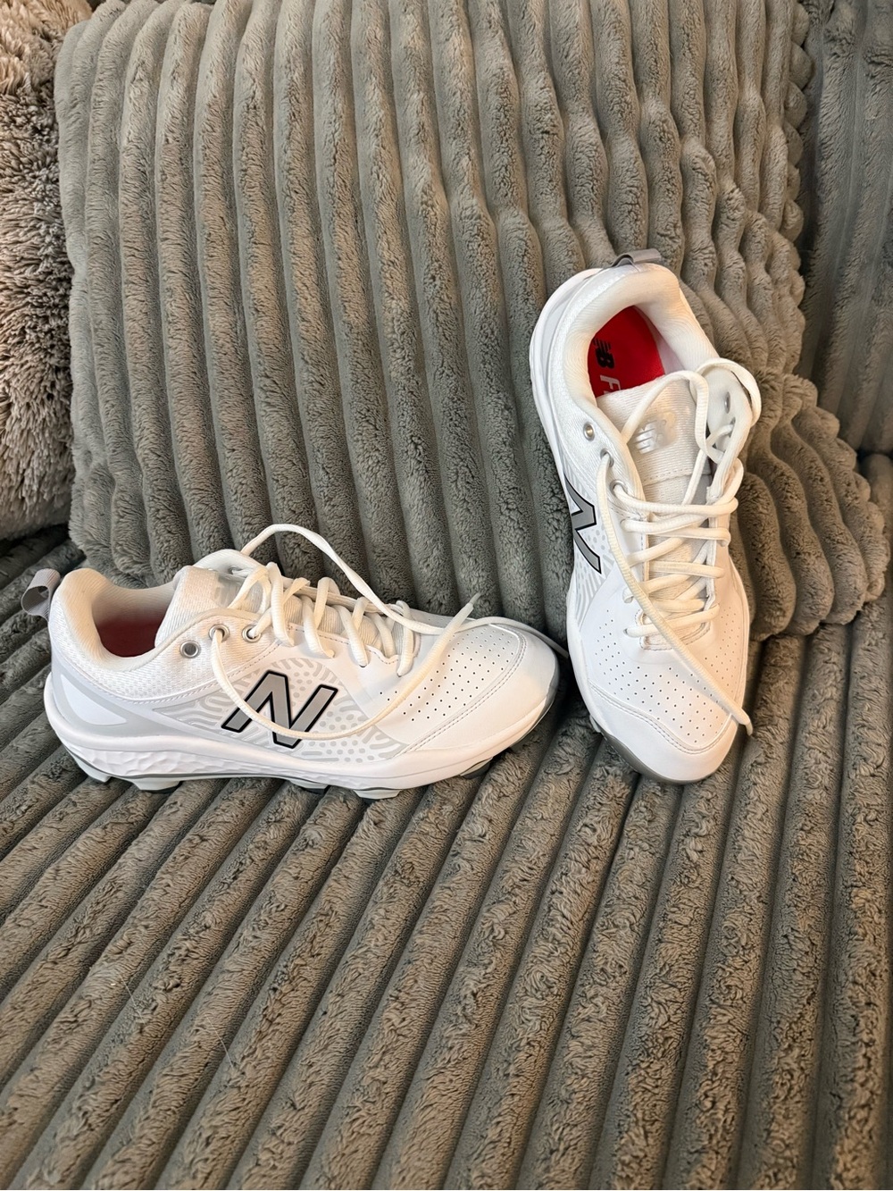 New Balance women’s fast pitch White Sneakers with Black Logo NEW WITHOUT TAGS